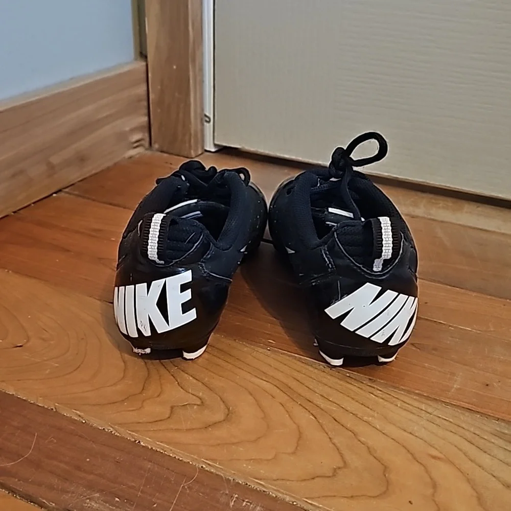 Kids nike size 3.5 cleats - Picture 3 of 6